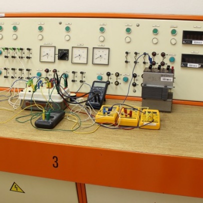 Laboratoř pro výuku problematiky poruch a chránění elektrických sítí a pro testování elektrických ochran