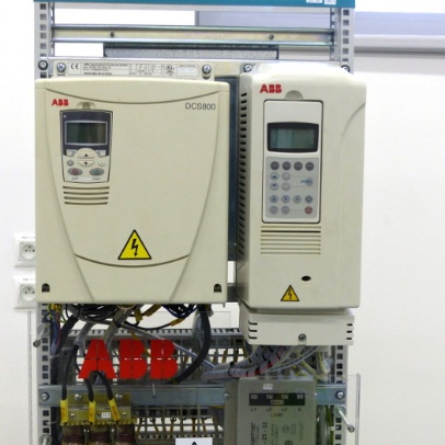 Laboratorní "stand" s dvojicí měničů ABB pro připojení AC a DC el. točivých strojů
