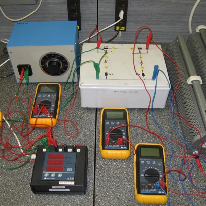 Model střídavého dlouhého vedení velmi vysokého napětí Model střídavého dlouhého vedení velmi vysokého napětí