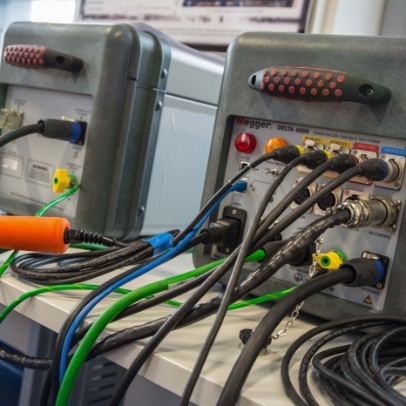 12 kV systém pro měření účiníku/ztrátového činitele a pro měření stavu izolací vn zařízení (trafa, průchodky, vypínače, kabely, bleskojistky, točivé stroje)