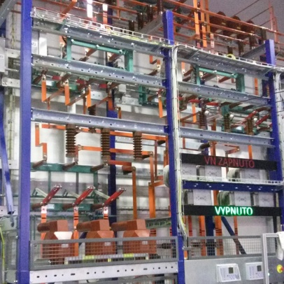Výuková rozvodna 35/22 kV pro demonstraci reálného provozu všech jejích komponent (transformátor vn/nn, dvojitý systém přípojnic, kobkové vývody, měřicí, spínací a ochranné přístroje), včetně blokovacího systému rozvodny Výuková rozvodna 35/22 kV pro demonstraci reálného provozu všech jejích komponent (transformátor vn/nn, dvojitý systém přípojnic, kobkové vývody, měřicí, spínací a ochranné přístroje), včetně blokovacího systému rozvodny