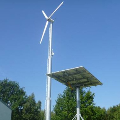 Větrná elektrárna (12 kVA, synchronní generátor s permanentními magnety) a FV elektrárna na natáčecí konstrukci/trackeru (2 kWp)